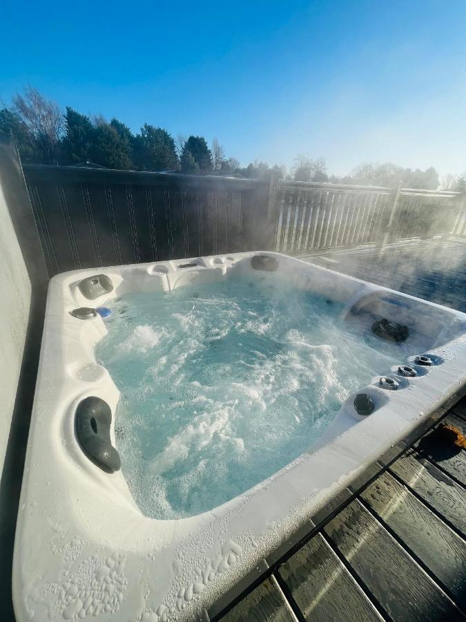 Loki'S Retreat Lodge With Hot Tub York Eksteriør billede